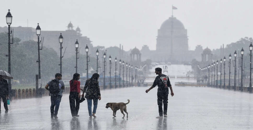 दिल्ली में बारिश और कांवड़ियों की भीड़ से यातायात ठप