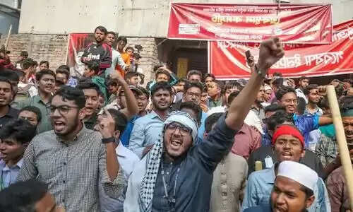 बांग्लादेश में शेख हसीना के खिलाफ बढ़ते तनाव और हिंसा