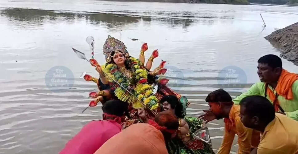 भारत-बांग्लादेश सीमा पर दुर्गा प्रतिमाओं का विसर्जन: सांस्कृतिक एकता का प्रतीक