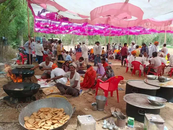 भंडारे का महत्व: क्यों नहीं खाना चाहिए भंडारे का भोजन?