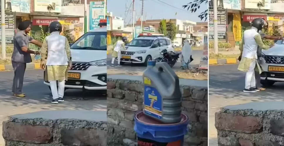 बाइक सवार की गुटखे की पीक पर सरदार जी ने सिखाया सबक