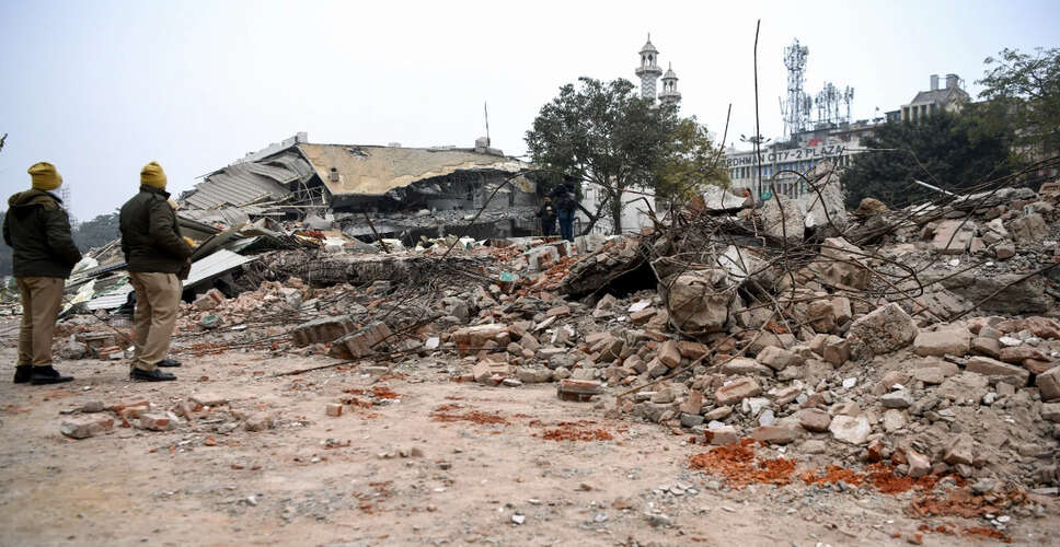 दिल्ली में अतिक्रमण विरोधी अभियान के दौरान तनावपूर्ण स्थिति