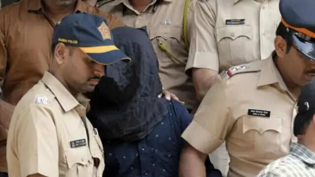 सैफ़ अली ख़ान पर हमले के आरोपी के पिता का बयान: CCTV फुटेज में दिख रहा व्यक्ति मेरा बेटा नहीं