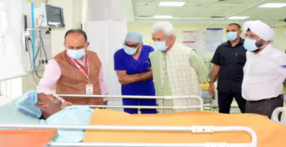 कटरा भूस्खलन : एलजी मनोज सिन्हा ने अस्पताल में घायलों से की मुलाकात, बेहतर इलाज के निर्देश