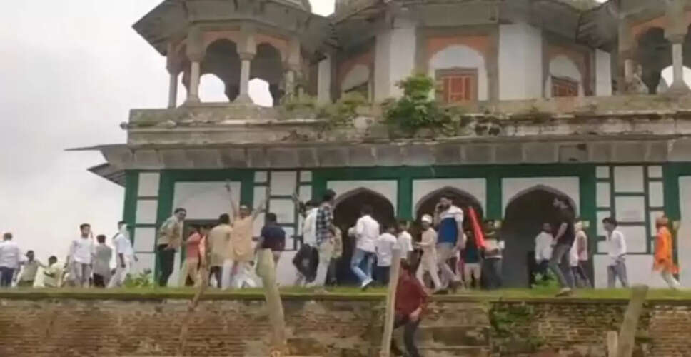 फतेहपुर में मकबरे को लेकर विवाद: हिंदू संगठनों का प्रदर्शन और पुलिस की कार्रवाई