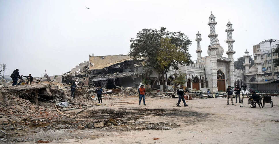 दिल्ली में अतिक्रमण हटाने के अभियान के दौरान हिंसा, पुलिस ने की कार्रवाई