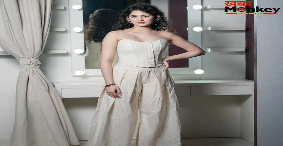 कॉलेज के लिए हर्षाली मल्होत्रा के स्टाइलिश आउटफिट्स