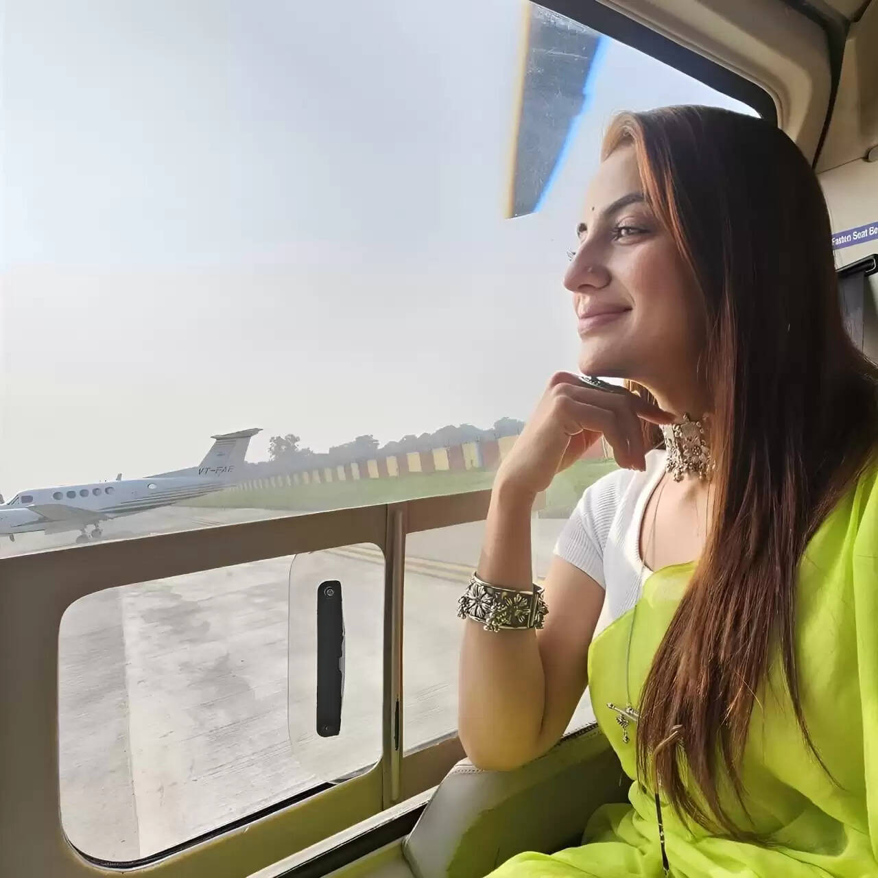 बिहार विधानसभा चुनाव 2025: अक्षरा सिंह का हेलीकॉप्टर से वोट मांगने का अंदाज