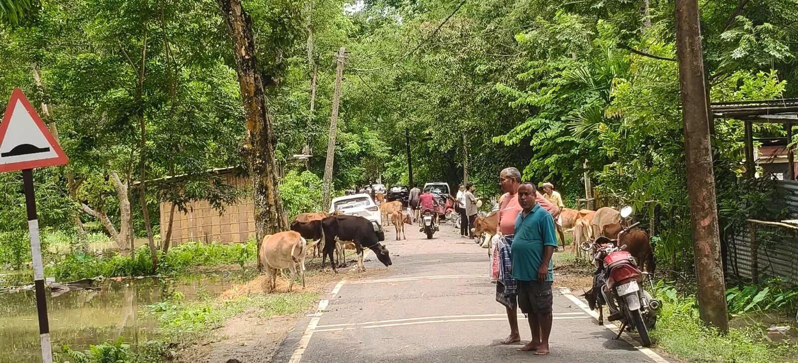 जोरहाट में बाढ़ की स्थिति गंभीर, लोग सुरक्षित स्थानों की ओर बढ़ रहे हैं