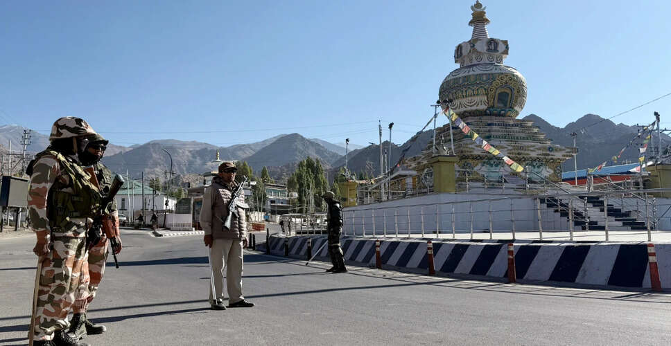 लेह में कर्फ्यू के बीच चार घंटे की ढील, आवश्यक सेवाएं खुलेंगी
