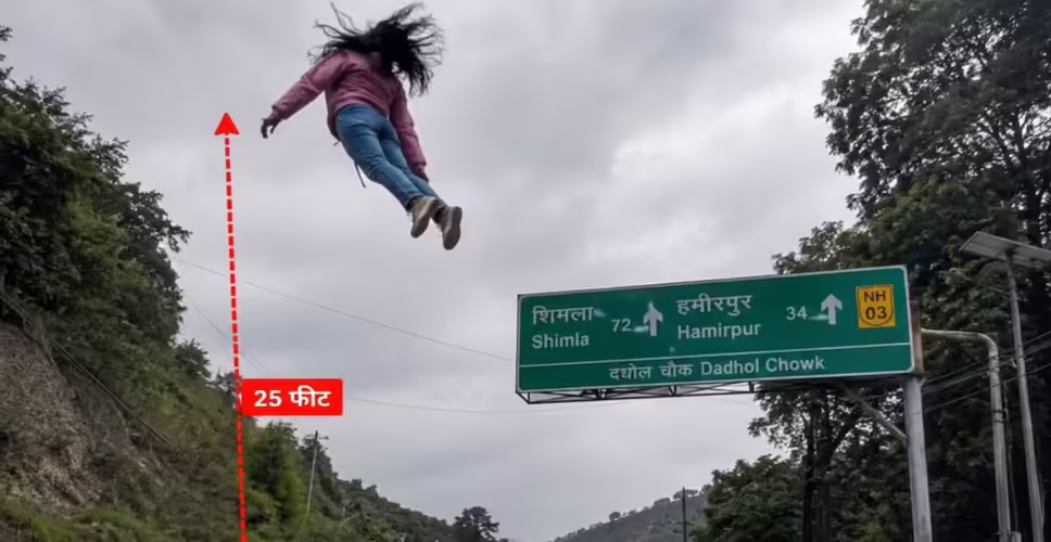 तेज रफ्तार वाहन से हुआ भयानक सड़क हादसा, एक की मौत और एक युवती गंभीर रूप से घायल