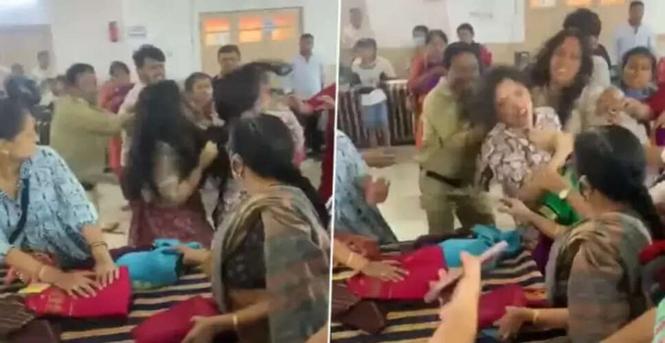 महिलाओं के बीच साड़ी को लेकर हुई झगड़े का वीडियो वायरल