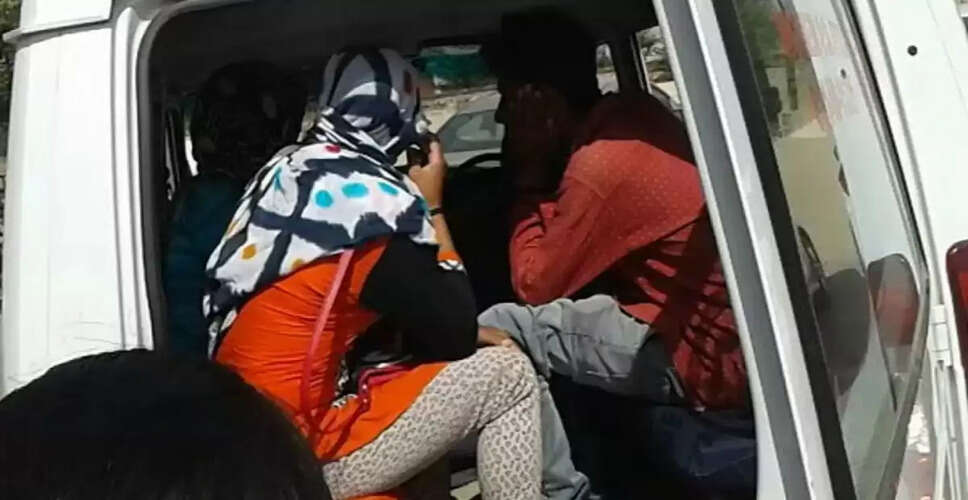 हाथरस में ओयो होटल पर पुलिस की छापेमारी, 10 युवक गिरफ्तार