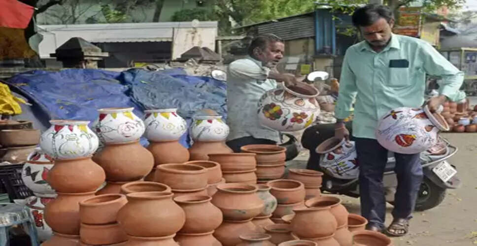 प्रयागराज: प्रचंड गर्मी में आकर्षण का केंद्र बने टोटी वाले मटके, लगातार बढ़ रही डिमांड, जानें क्यों?