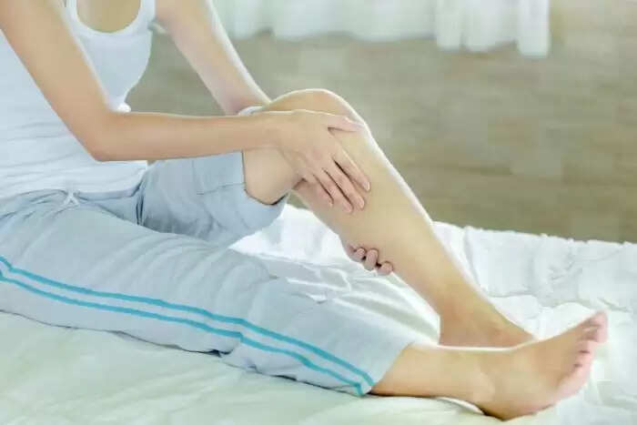 पैर की नस चढ़ने के कारण और उपाय: जानें कैसे पाएं राहत