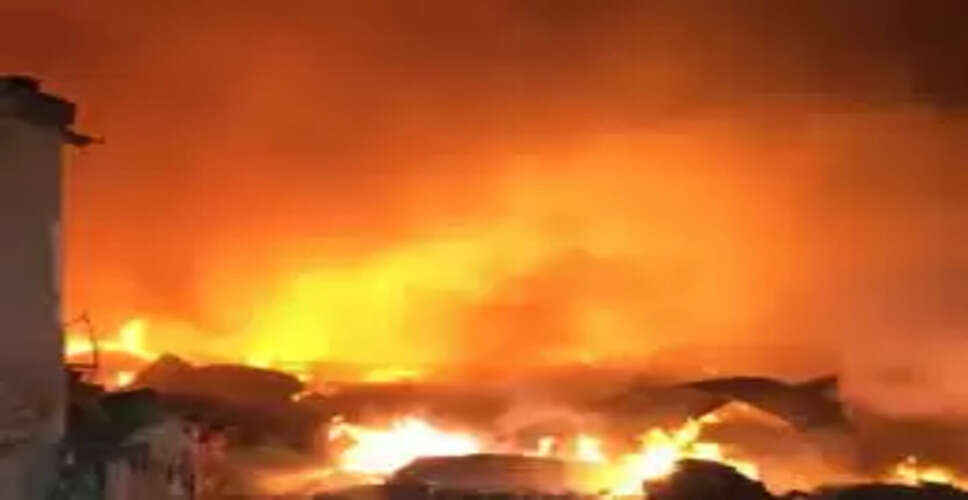 दिल्ली के रिठाला में भीषण आग, 500 झुग्गियां जलकर हुईं राख