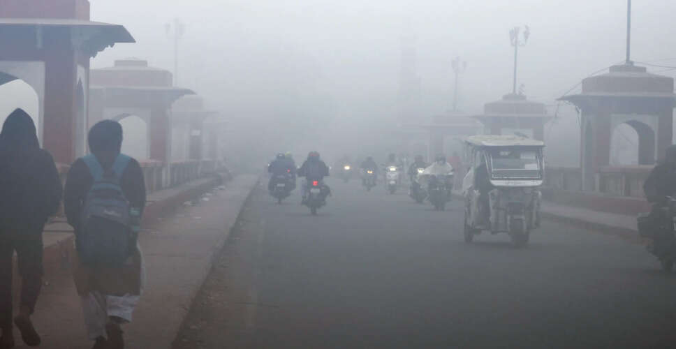 दिल्ली में कड़ाके की ठंड और खराब वायु गुणवत्ता का सामना