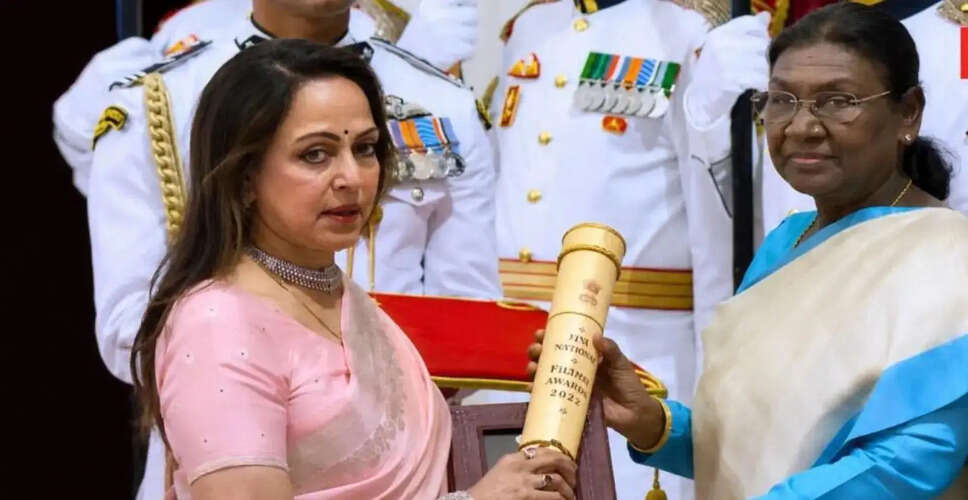 हेमा मालिनी ने धर्मेंद्र के लिए पद्म विभूषण स्वीकार करते हुए भावुक नोट लिखा