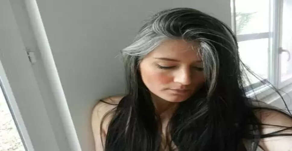 सफेद बालों की समस्या: कारण और समाधान