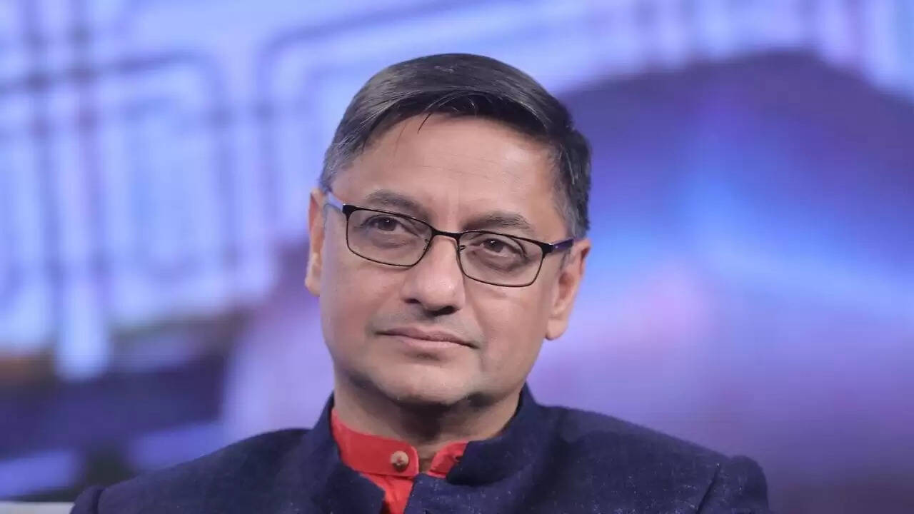 संजीव सान्याल ने UPSC परीक्षा की तैयारी को बताया समय की बर्बादी