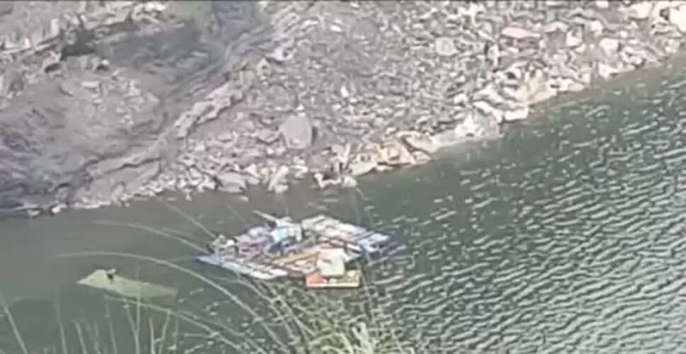 धनबाद में बड़ा हादसा, छह मजदूरों को लेकर जा रही सर्विस वैन 300 फीट गहरी खाई में गिरी