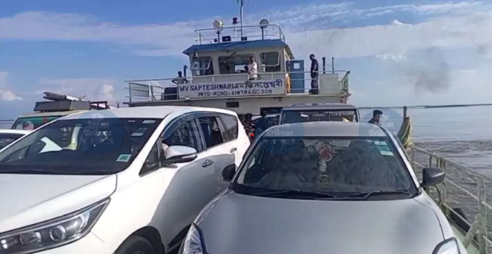 ब्रह्मपुत्र में फिर से फंसी यात्री नौका, सुरक्षा उपायों की मांग