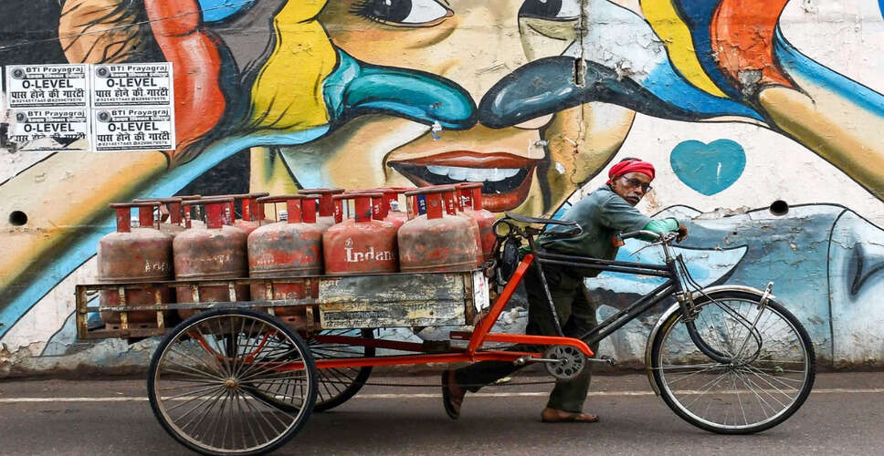 भारत में LPG आपूर्ति संकट: राशनिंग की योजना पर विचार