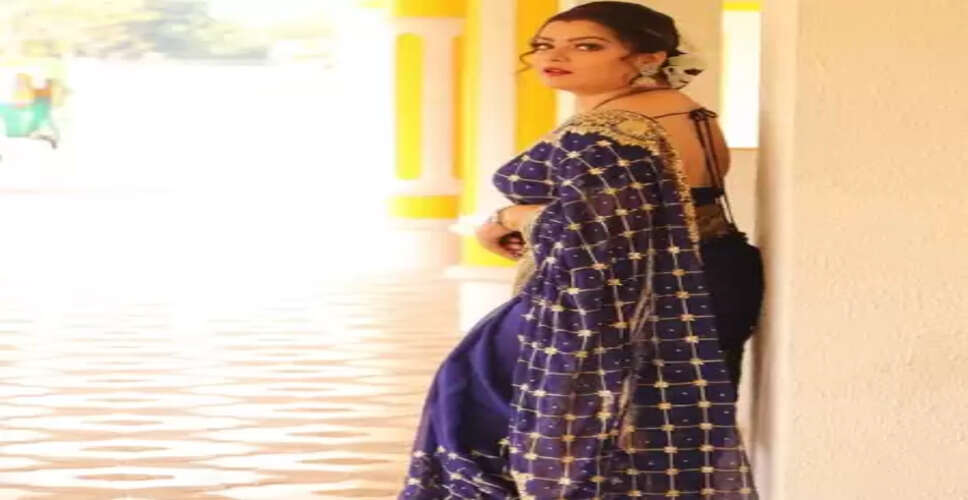 एक्ट्रेस निधि झा ने ब्लू साड़ी में बिखेरा जलवा, ट्रेडिशनल लुक ने जीता फैंस का दिल