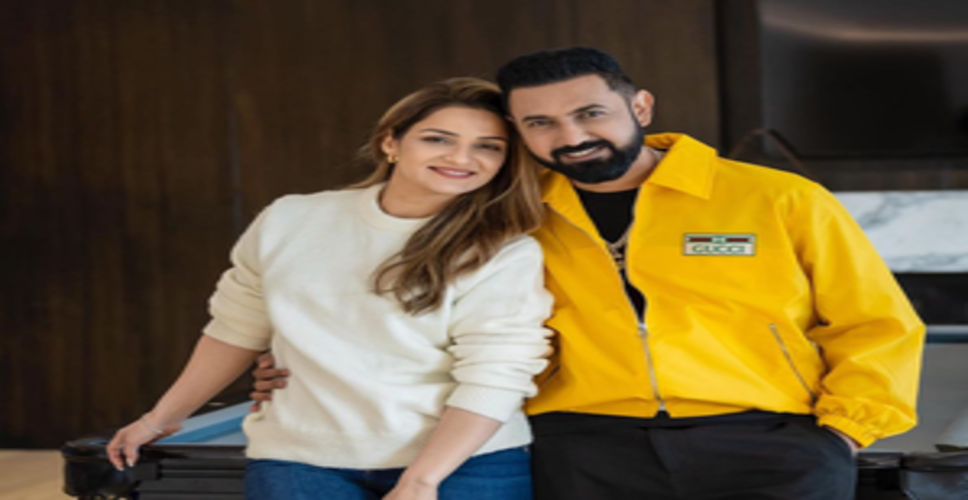 गिप्पी ग्रेवाल ने पत्नी रवनीत के साथ शेयर की फोटो, फैंस ने दी साथ काम करने की सलाह
