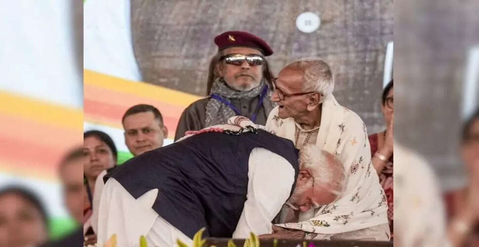 मोदी ने पश्चिम बंगाल में शपथ ग्रहण समारोह में 98 वर्षीय नेता से लिया आशीर्वाद