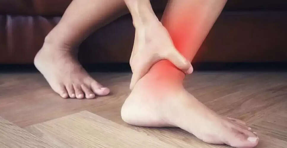 सुबह उठते ही पैरों में दर्द? जानें इसके पीछे की वजहें और समाधान