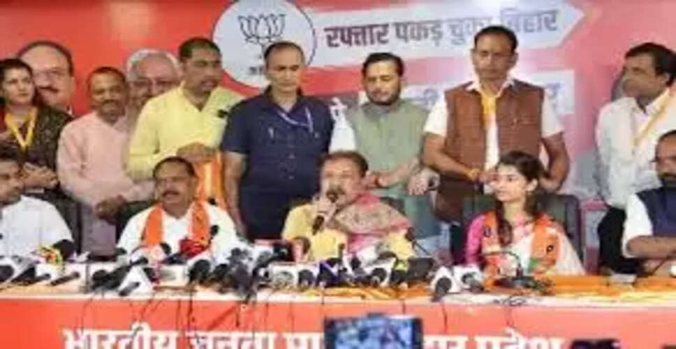 लोक गायिका मैथिली ठाकुर ने बीजेपी में ली सदस्यता, समाजसेवा का किया वादा
