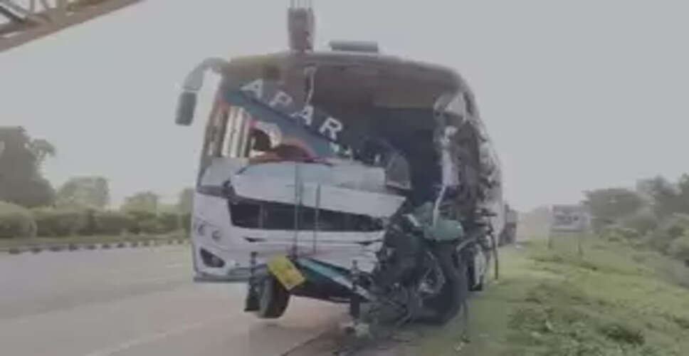 कैमूर में ट्रक से टकराई बस, तीन की मौत 11 घायल, पिंडदान कर लौट रहे थे सभी