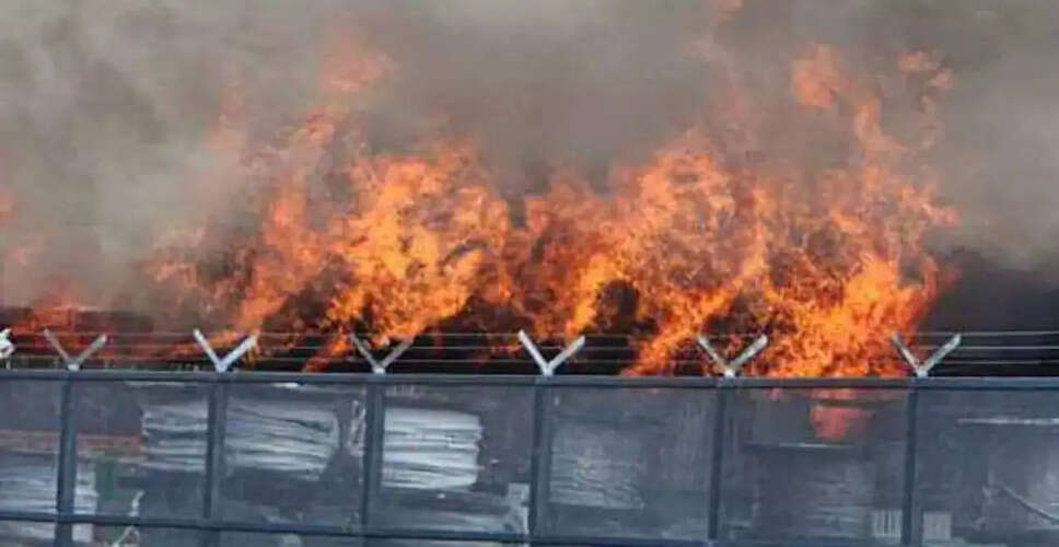 मायवुड, इलिनॉय में आग पर काबू पाने के लिए आपातकालीन सेवाएं सक्रिय