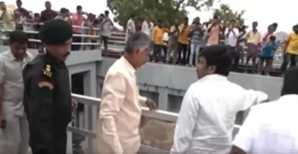 आंध्र प्रदेश : बाढ़ का जायजा लेने गये सीएम नायडू के करीब से गुजरी तेज रफ्तार ट्रेन, बाल-बाल बचे