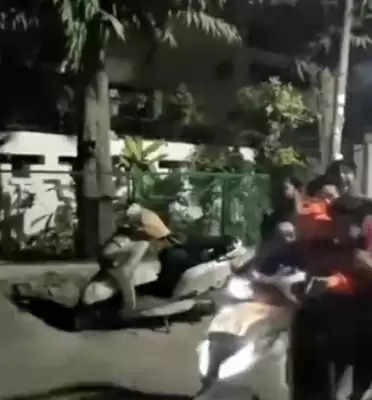 नोएडा में स्कूटी पर स्टंटबाजी करते हुए वीडियो आया सामने, 5 लड़के कर रहे थे स्टंट