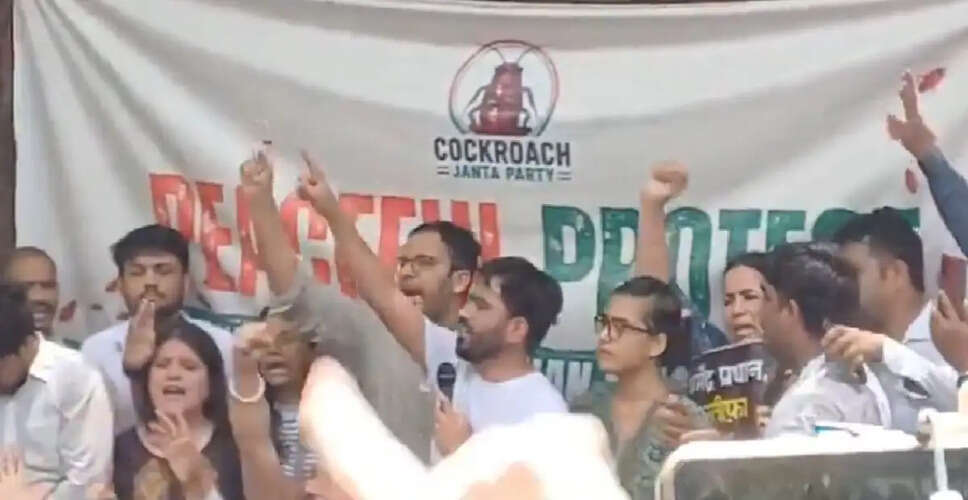 अभिजीत दिपके का दिल्ली में विरोध प्रदर्शन, शिक्षा मंत्री के इस्तीफे की मांग