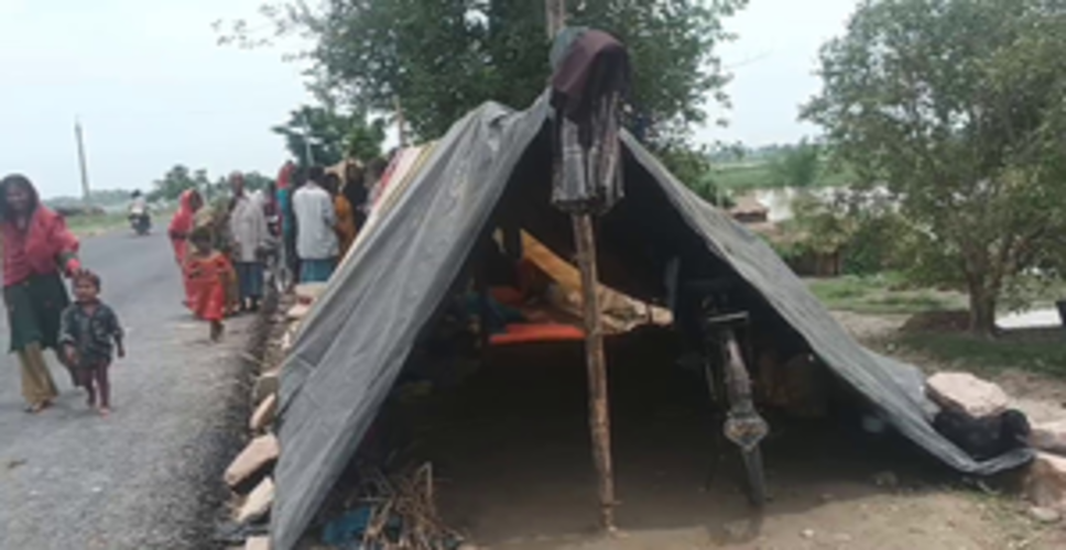 बिहार के बगहा में बाढ़ से बिगड़े हालात, लोग सड़कों पर रहने को मजबूर
