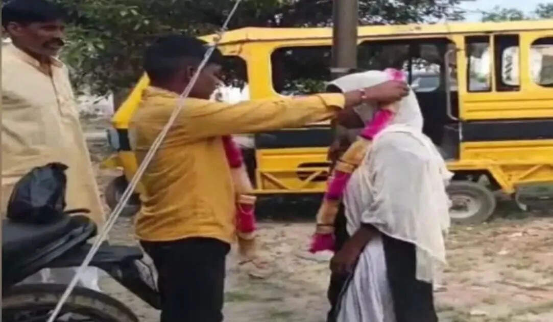 युवक और चाची की अनोखी शादी ने रामपुर में मचाई हलचल