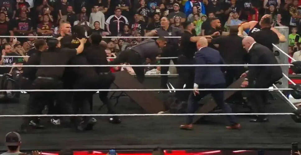 WWE Raw में भव्य अनुबंध साइनिंग के दौरान बवाल