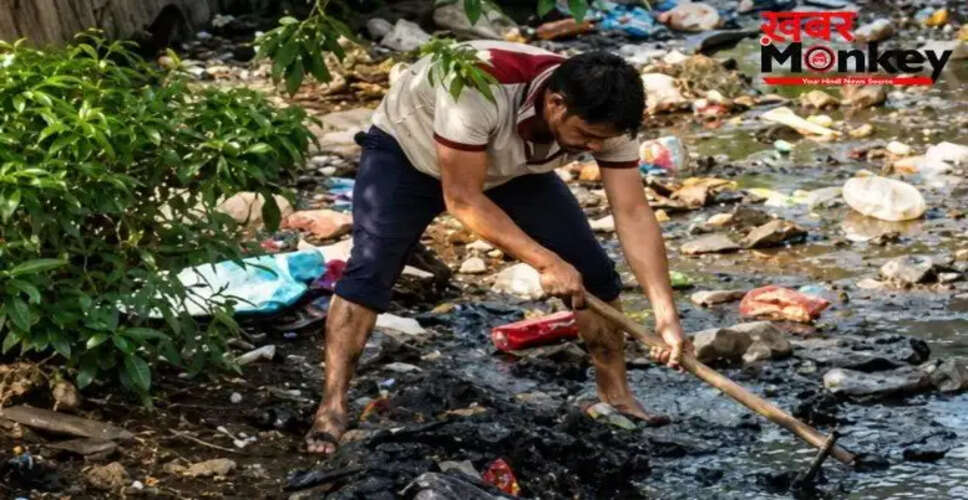 सरपंच ने खुद किया नाले की सफाई, समाज सेवा की नई मिसाल पेश की