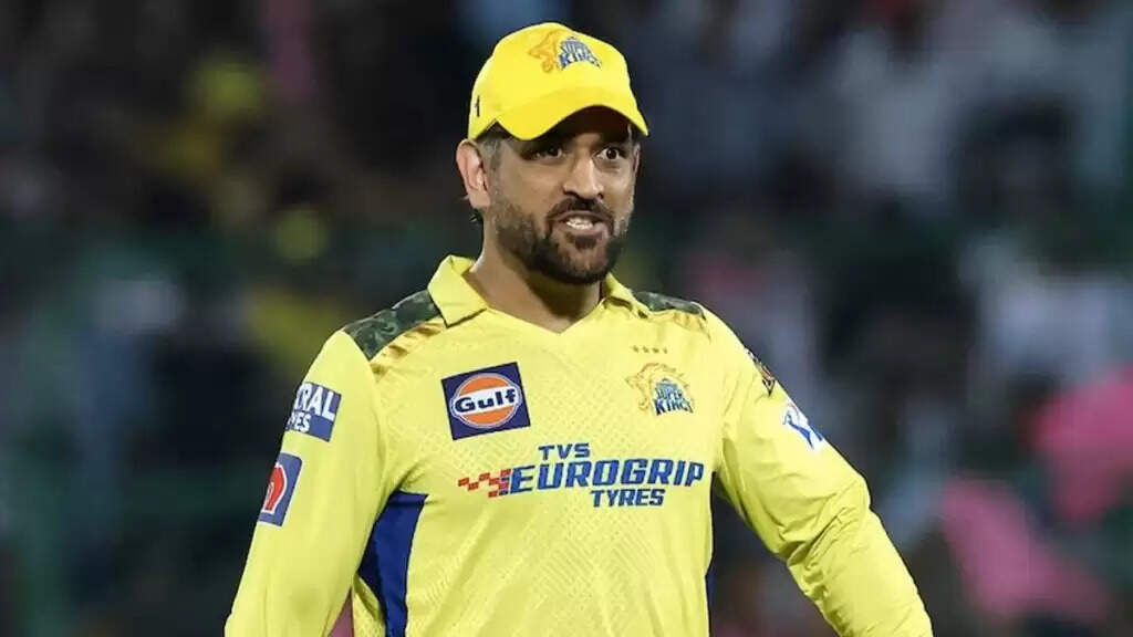CSK बनाम KKR: धोनी की मुस्कान और एक कैच की चूक का वायरल वीडियो