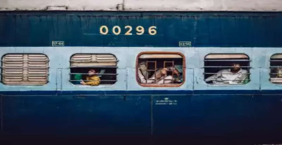 केरल में प्रवासी मजदूर ने टीटीई को ट्रेन से धक्का देकर मार डाला