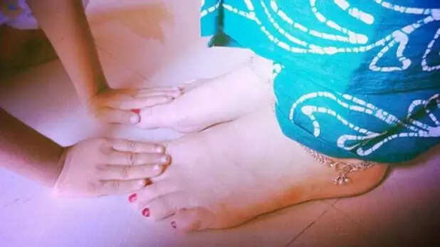 भारतीय संस्कृति में चरण स्पर्श की परंपरा: किन लोगों के पैर नहीं छूने चाहिए
