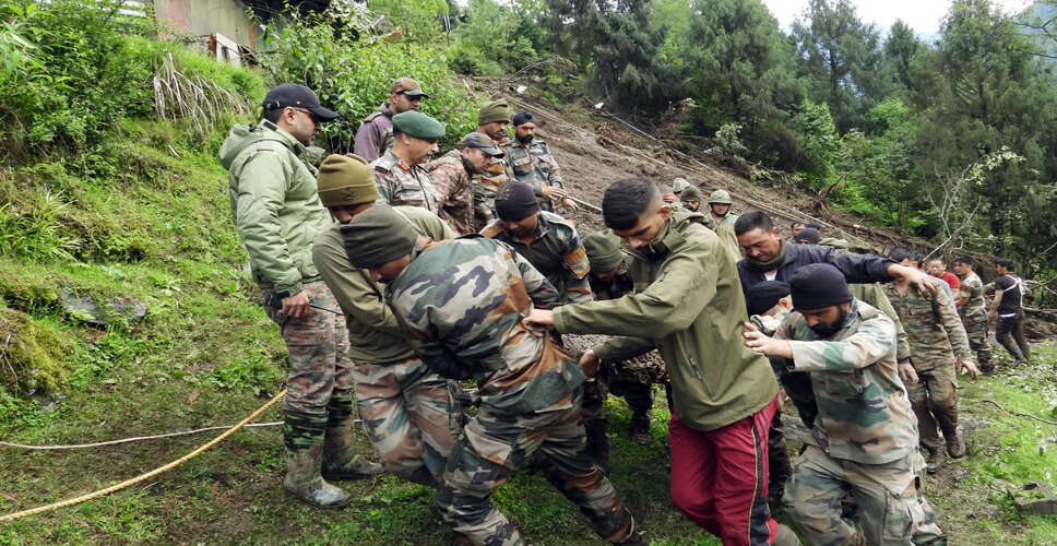 सिक्किम में भूस्खलन से फंसे 63 लोगों का सफल बचाव