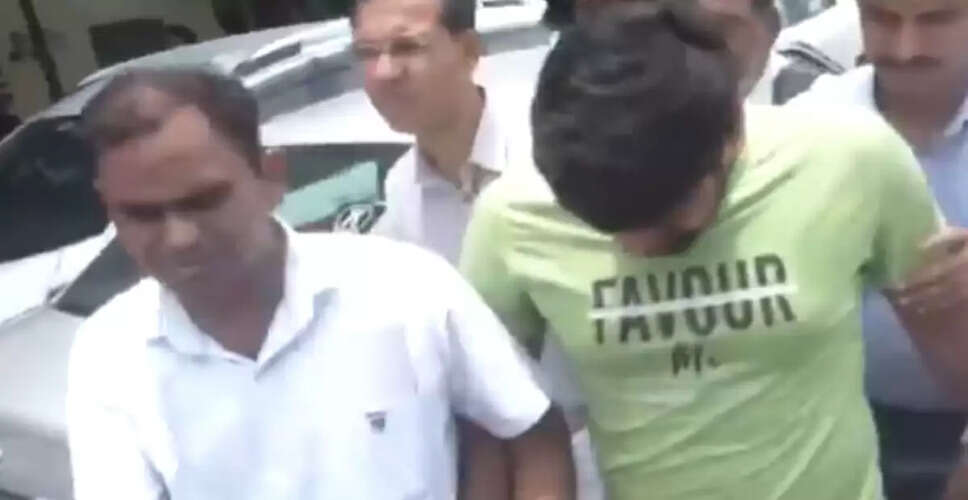 नौसेना के कर्मचारी की गिरफ्तारी: रक्षा जानकारी लीक करने का आरोप