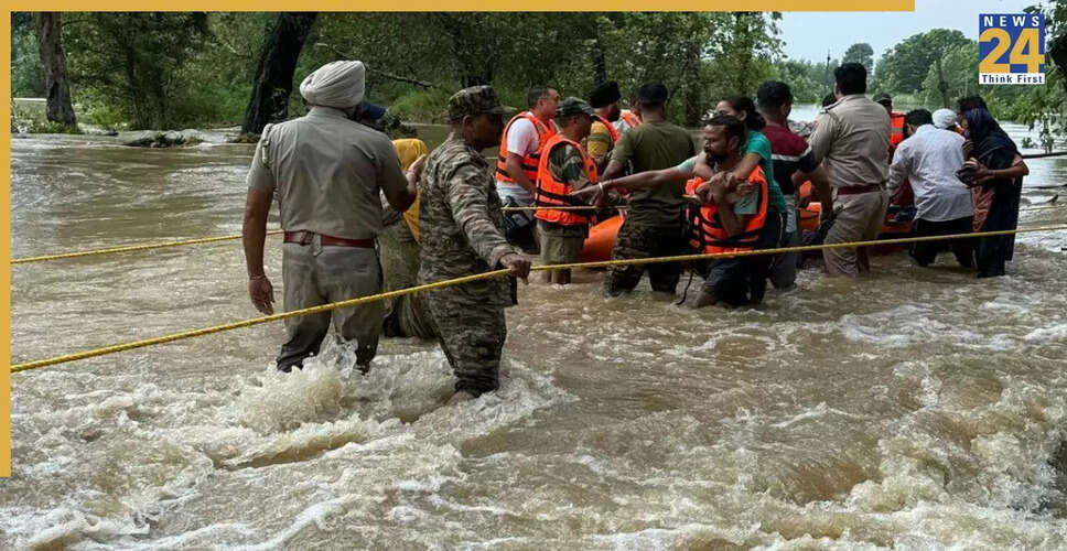 जम्मू-कश्मीर में भारी बारिश से मची तबाही, यात्रा पर रोक