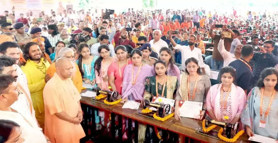 योगी आदित्यनाथ ने वाराणसी में नारी सशक्तिकरण के लिए कार्यक्रम का आयोजन किया