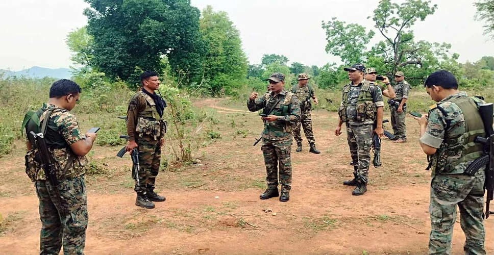 छत्तीसगढ़ में मुठभेड़ में महिला नक्सली ढेर, 12 नक्सलियों ने किया आत्मसमर्पण
