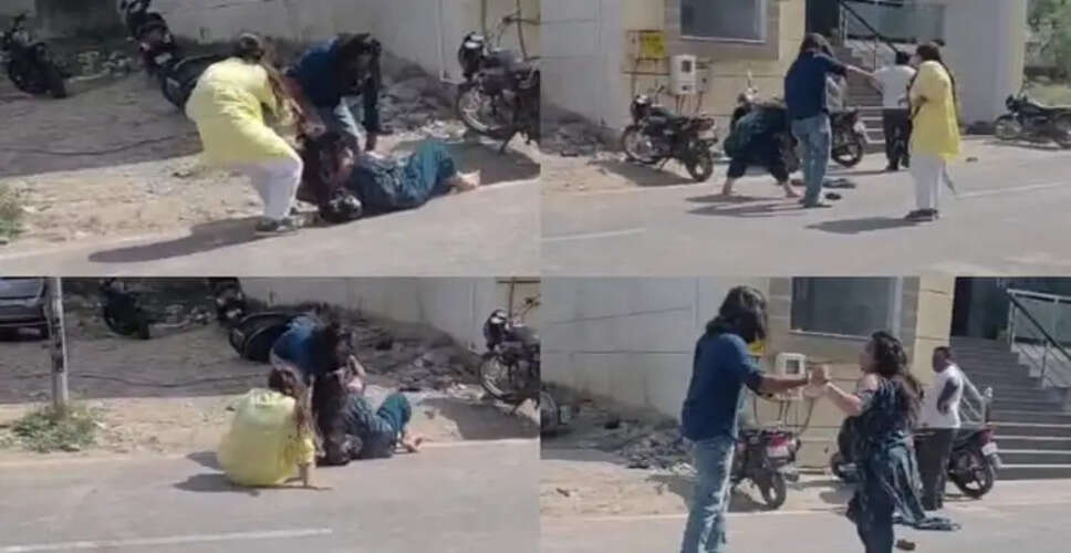 आगरा में पत्नी और प्रेमिका के बीच सड़क पर हुई मारपीट का वीडियो वायरल